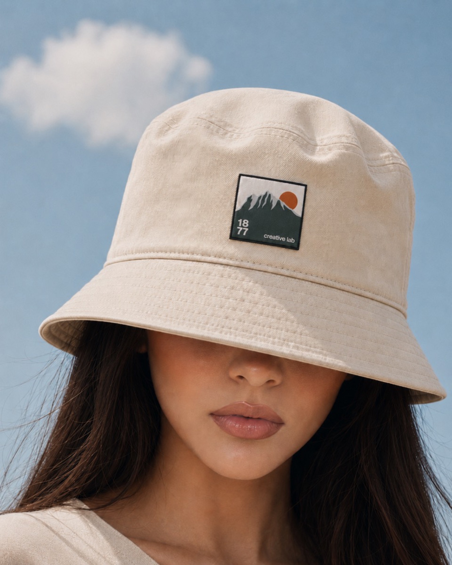Modelo com bucket hat 1877 contra o céu, gerado com IA