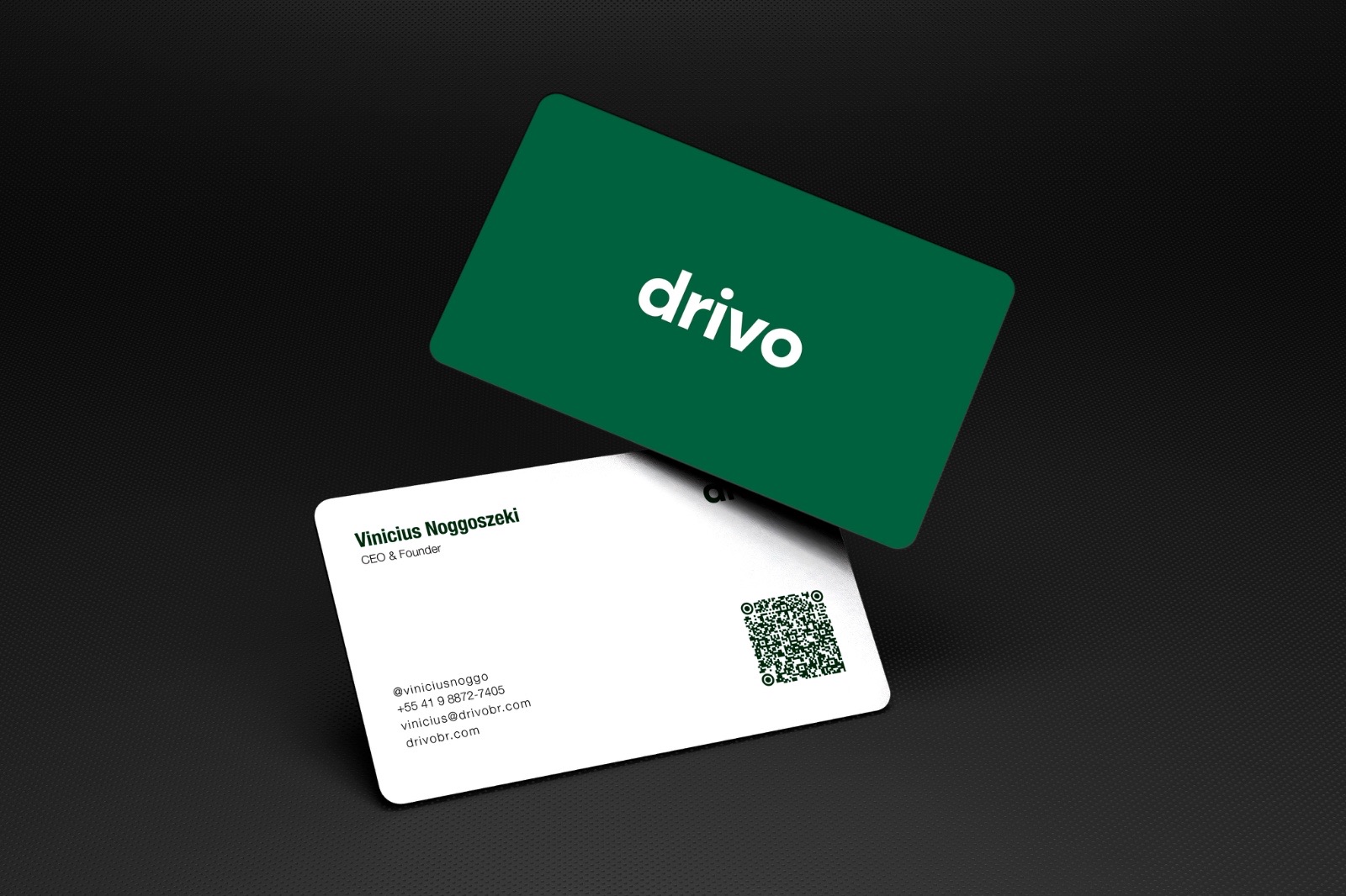 Cartão de visita da Drivo, frente verde e verso branco, sobre fundo escuro